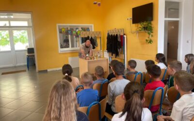 U područnoj školi Tinj radionicom izrade lava lampi obilježeno 20 godina zadarskog bibliobusa